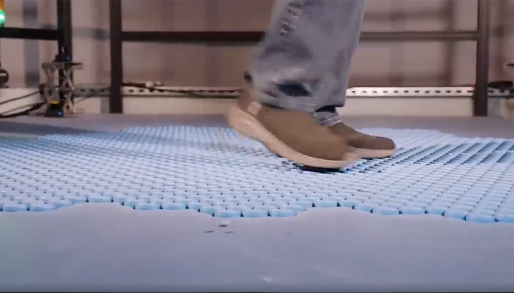 迪士尼展示了一款創新的多用戶全向跑步機：Holo Tile